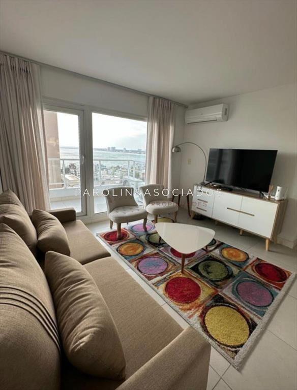 Vende apartamento de 2 dormitorios en Punta del