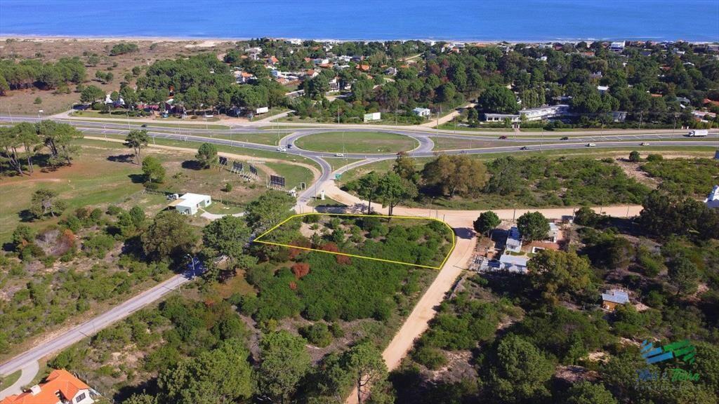 Venta de terreno esquinero en Club del Lago Punta