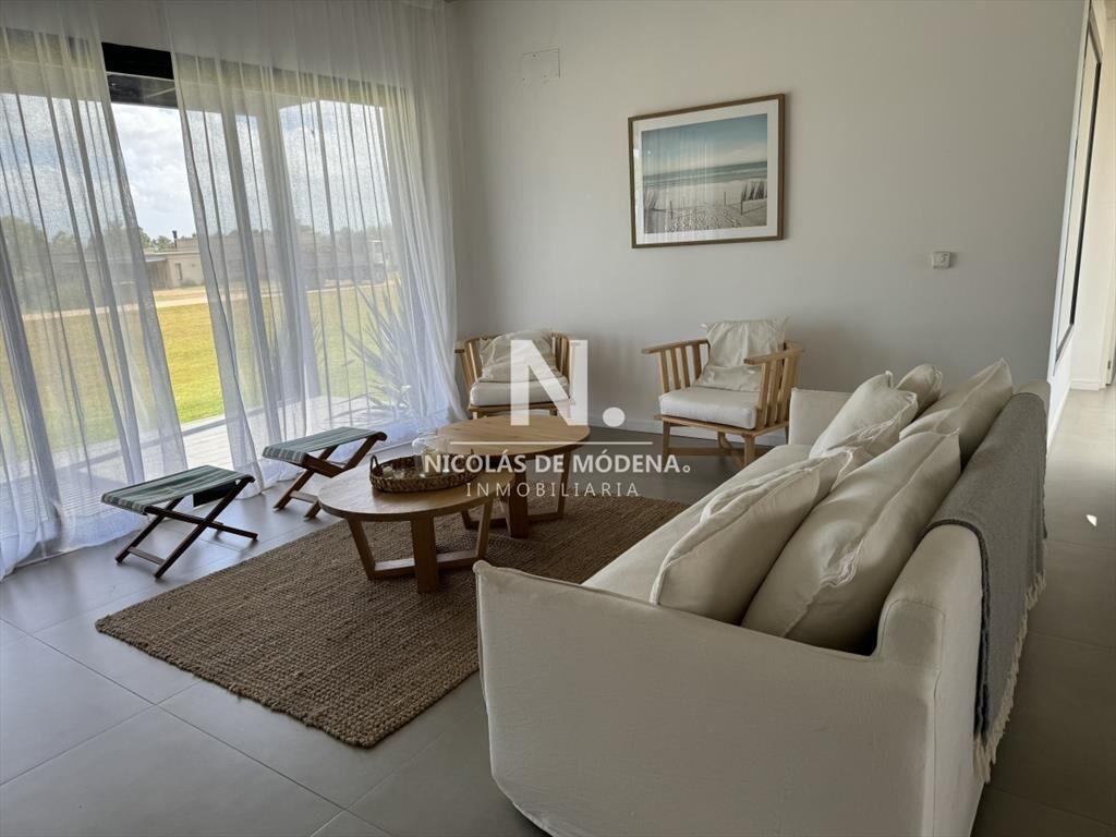 Se vende gran casa en la zona de El Quijote, en La Barra de