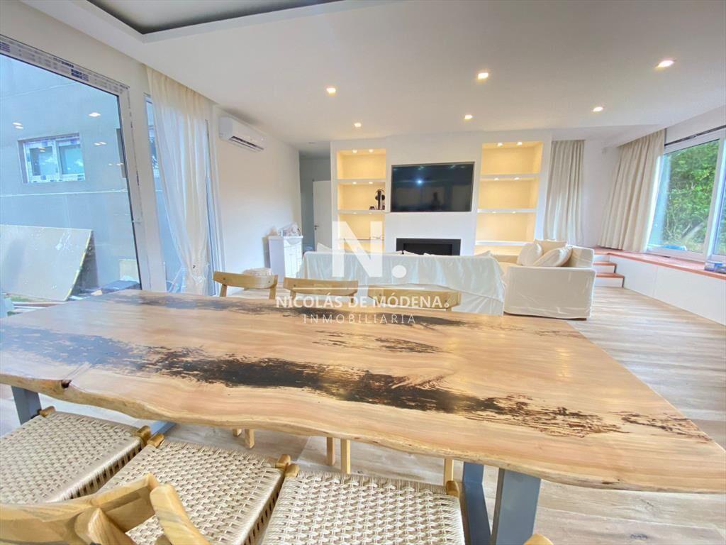 Vende casa de 4 dormitorios en Barrio Marly, del