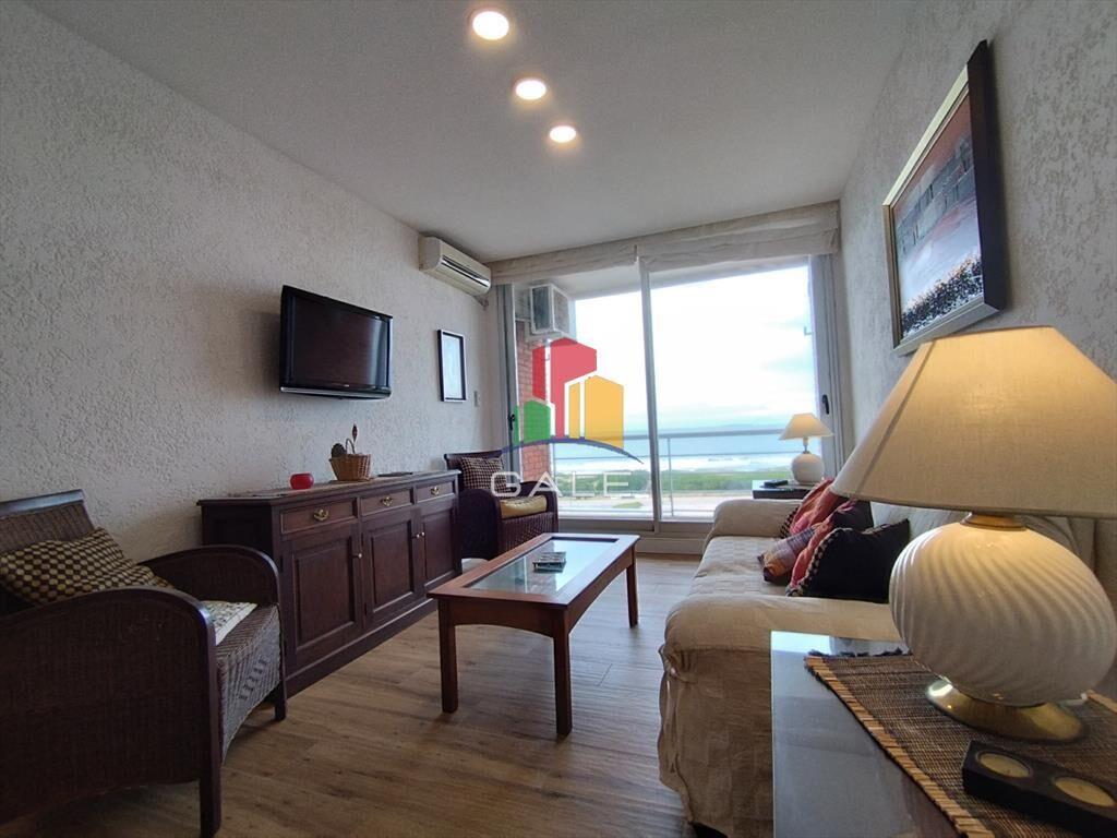 Alquiler de apartamento de dos dormitorios y medio en Punta