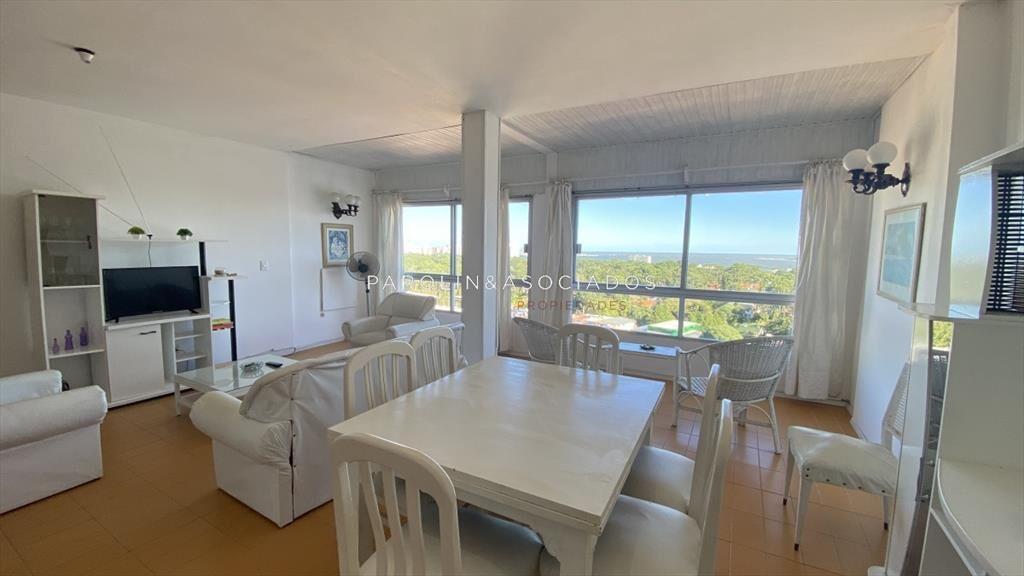 Apartamento sobre Av Roosevelt de 2 dormitorios en Venta