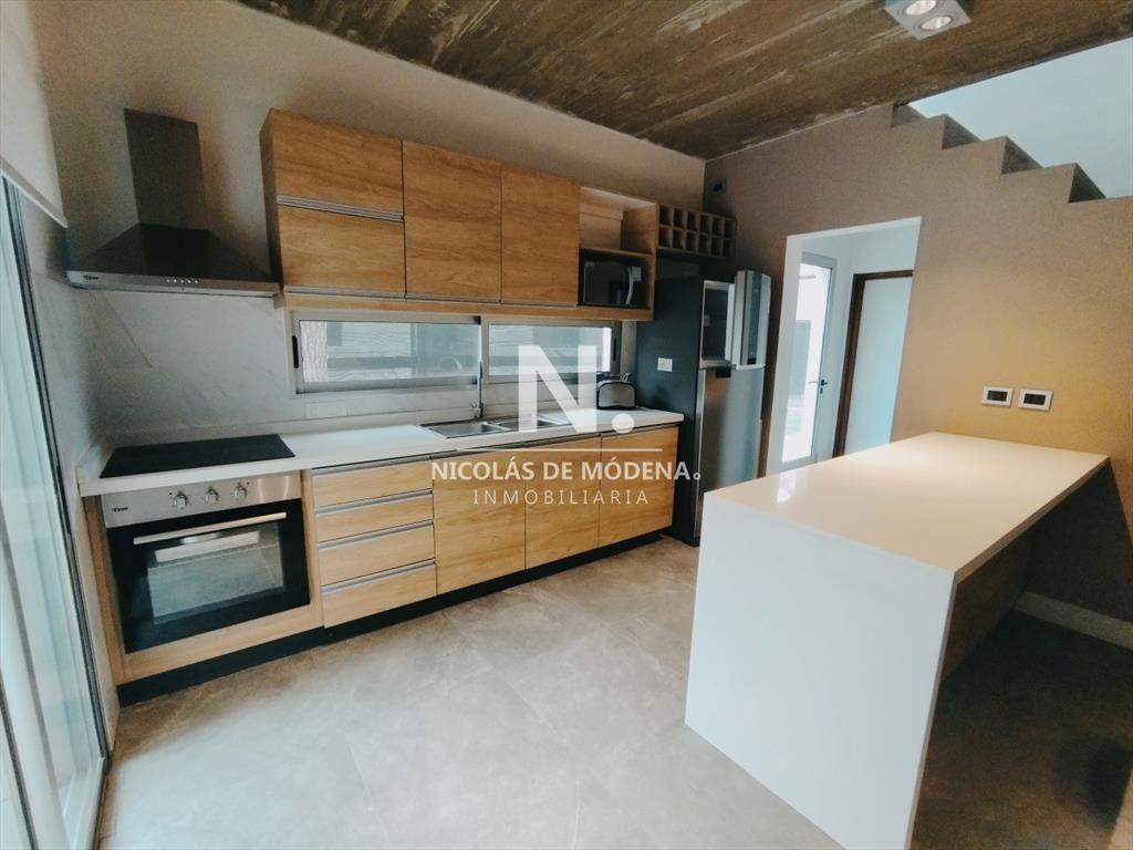 Espectacular casa en barrio Solanas, venta