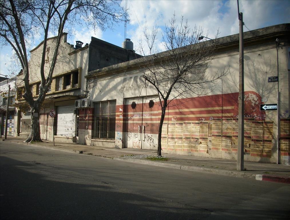 Gran local comercial e industrial, aprox 2000 m2.