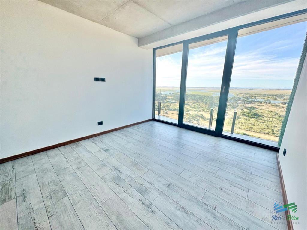 Oportunidad en Surfside - Piso alto   1 +