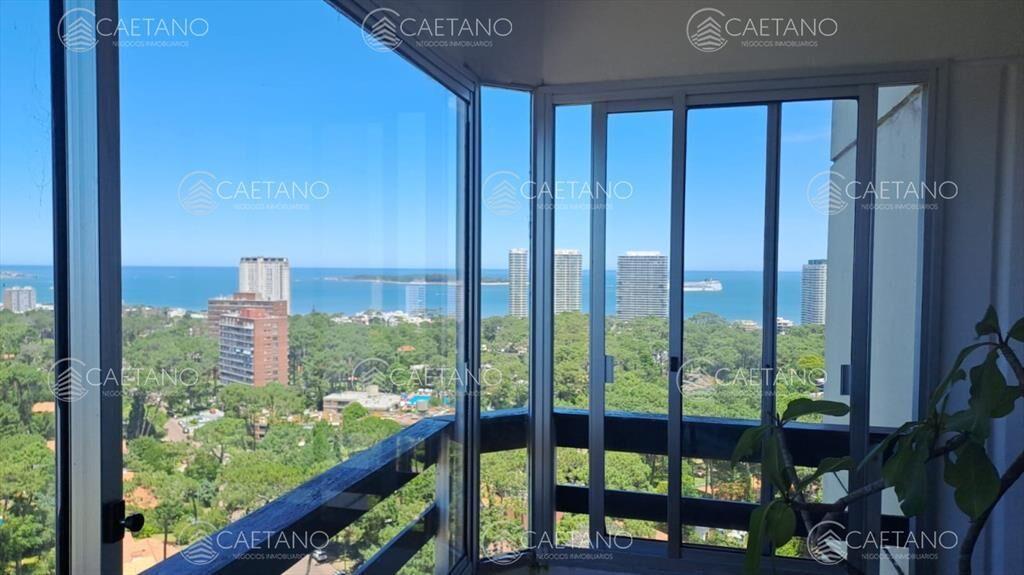 Vende apartamento de 2 dormitorios más servicio