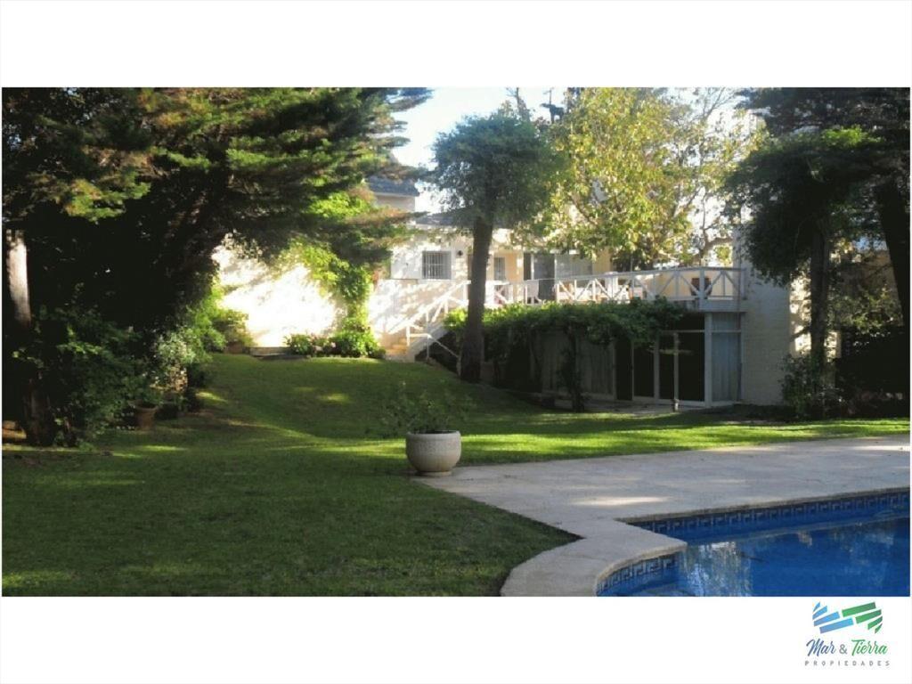 Casa en alquiler y venta..  Zona de playa mansa,
