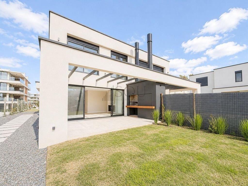 Venta Casa 4 dormitorios parrillero en Barrio Parques 2