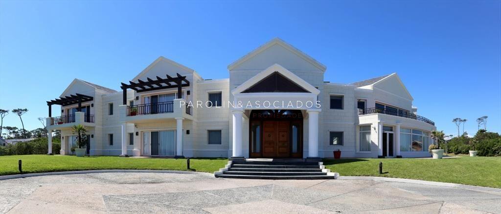 Casa en venta de 5 dormitorios en primera linea