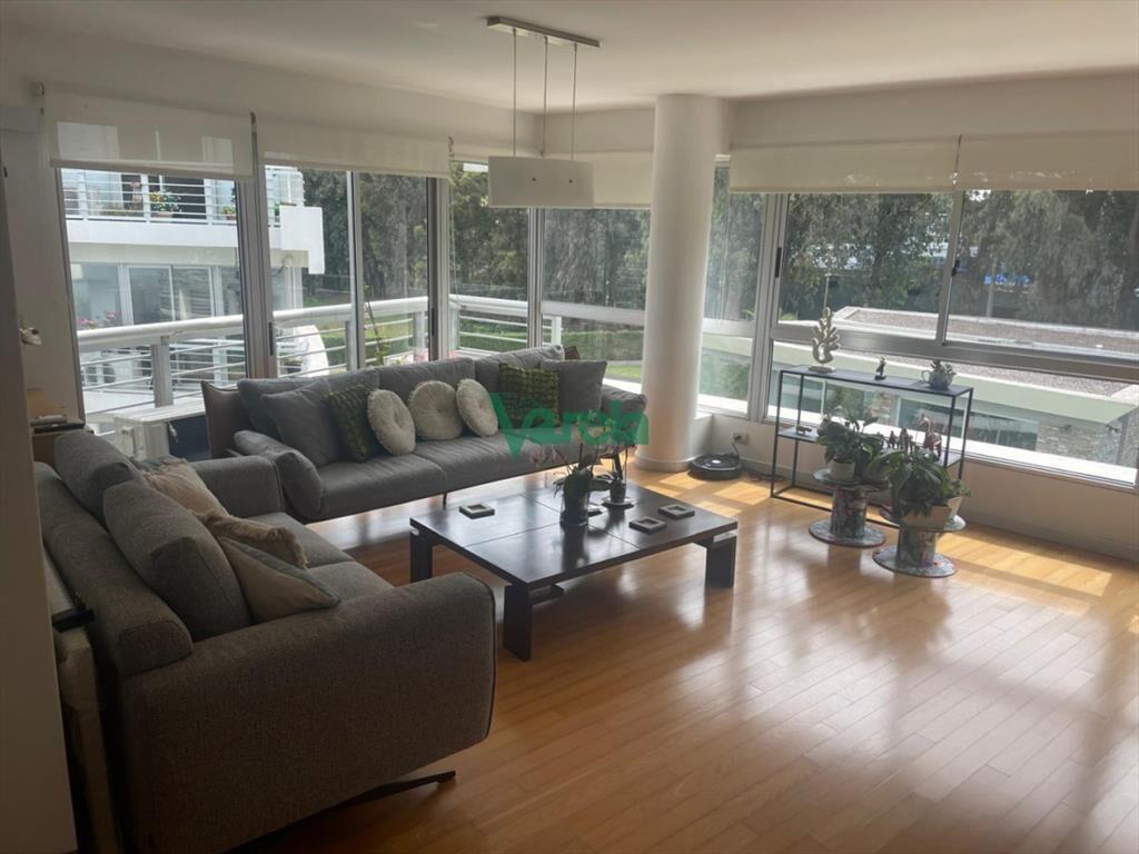 Venta apartamento, Punta Gorda,2 garajes, todos