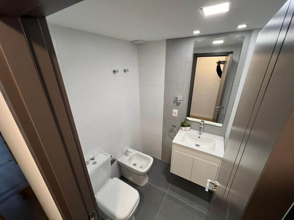 Venta apartamento al frente de 2 dormitorios y balcón en Ce