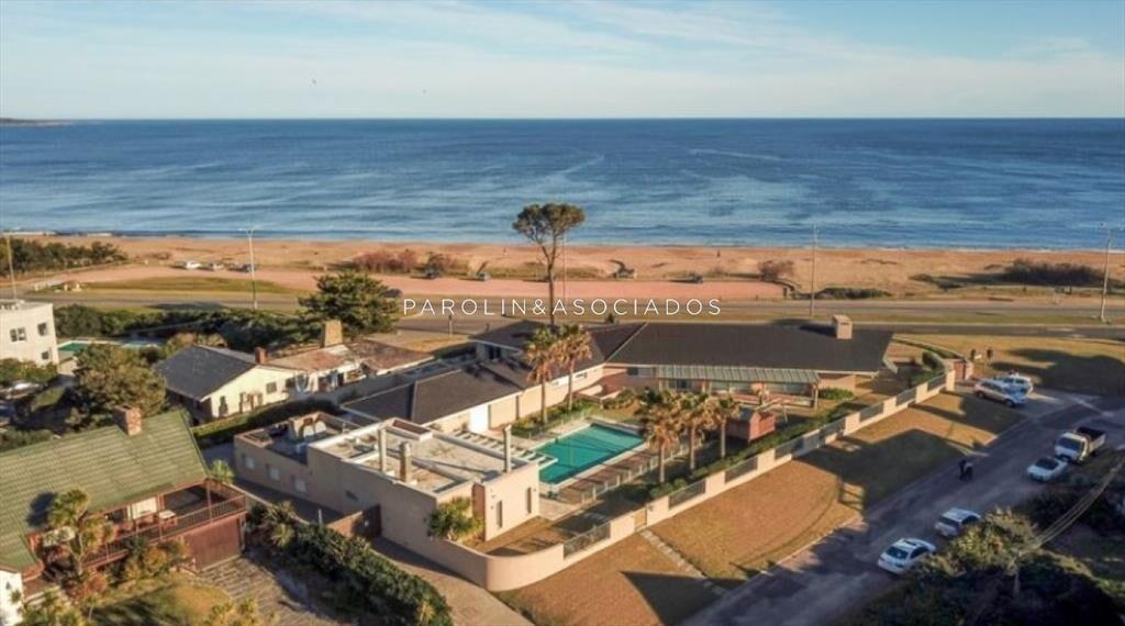 Hermosa casa en venta frente al mar, Punta del
