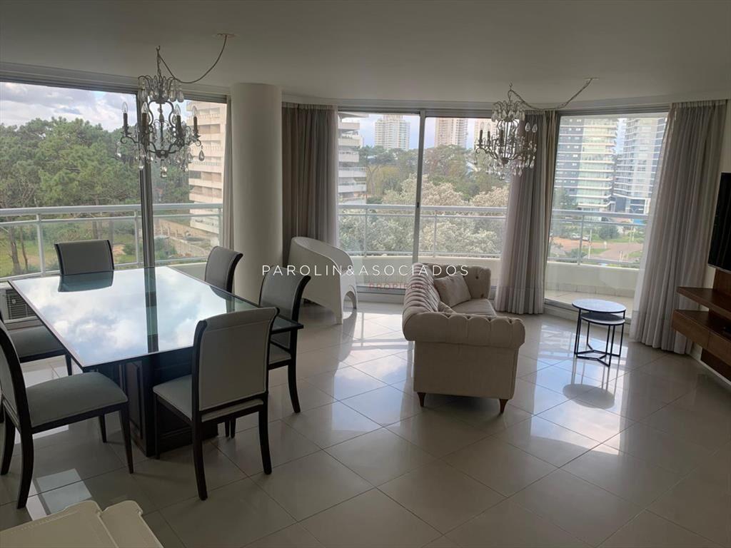 Apartamento de 3 dormitorios + dependencia en Ocean Drive I