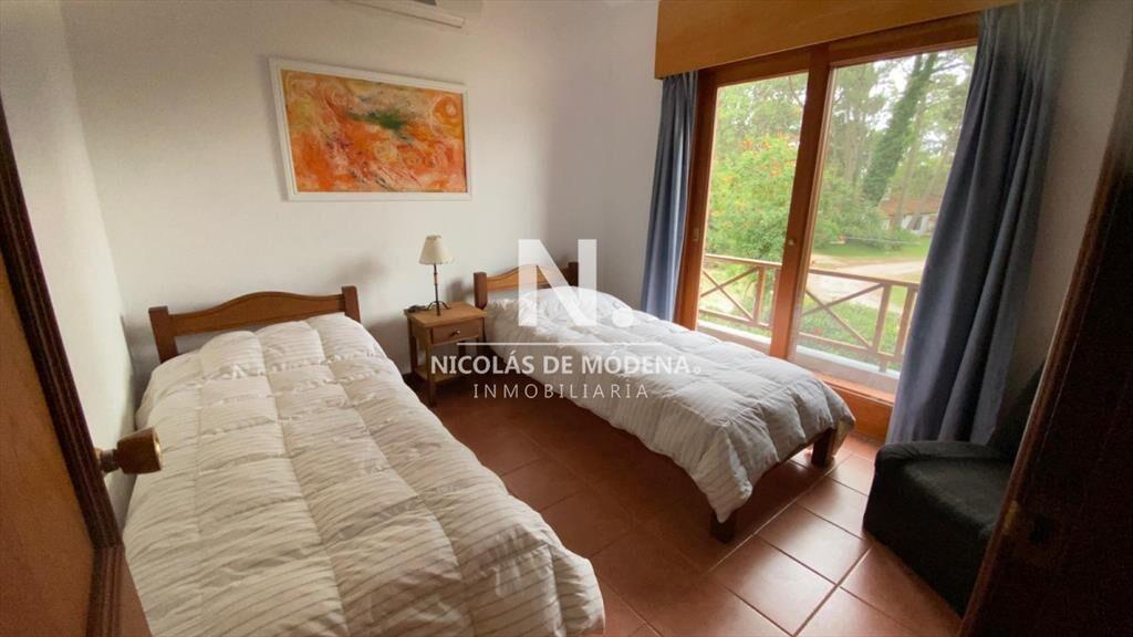 Vende casa en pinares de 4 dormitorios en Punta