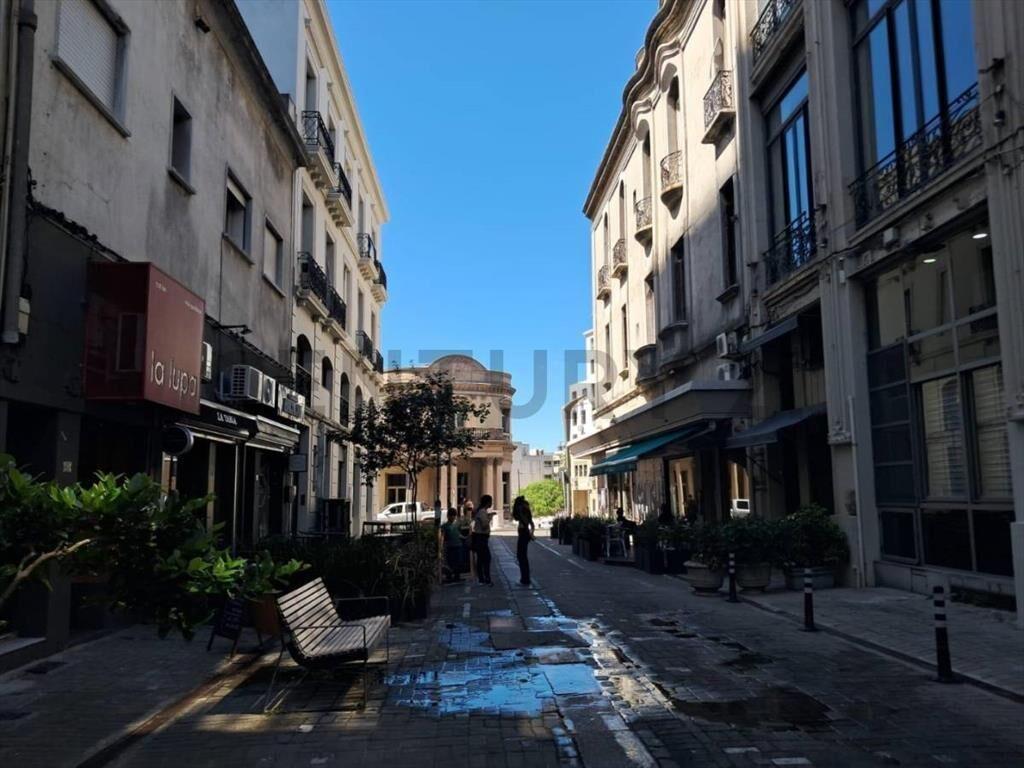 Alquiler Local comercial Ciudad Vieja, 90 m2 con depósito...