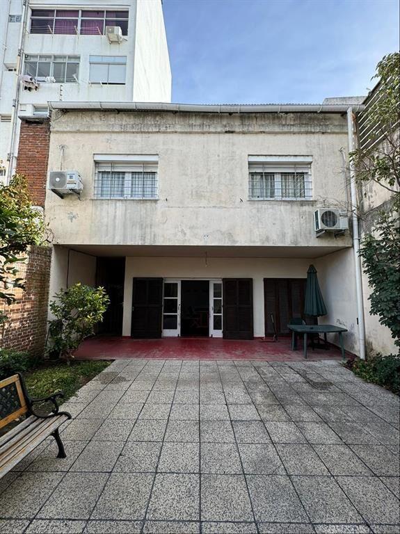 CASA EN VENTA POCITOS DOS PLANTAS CON GARAJE