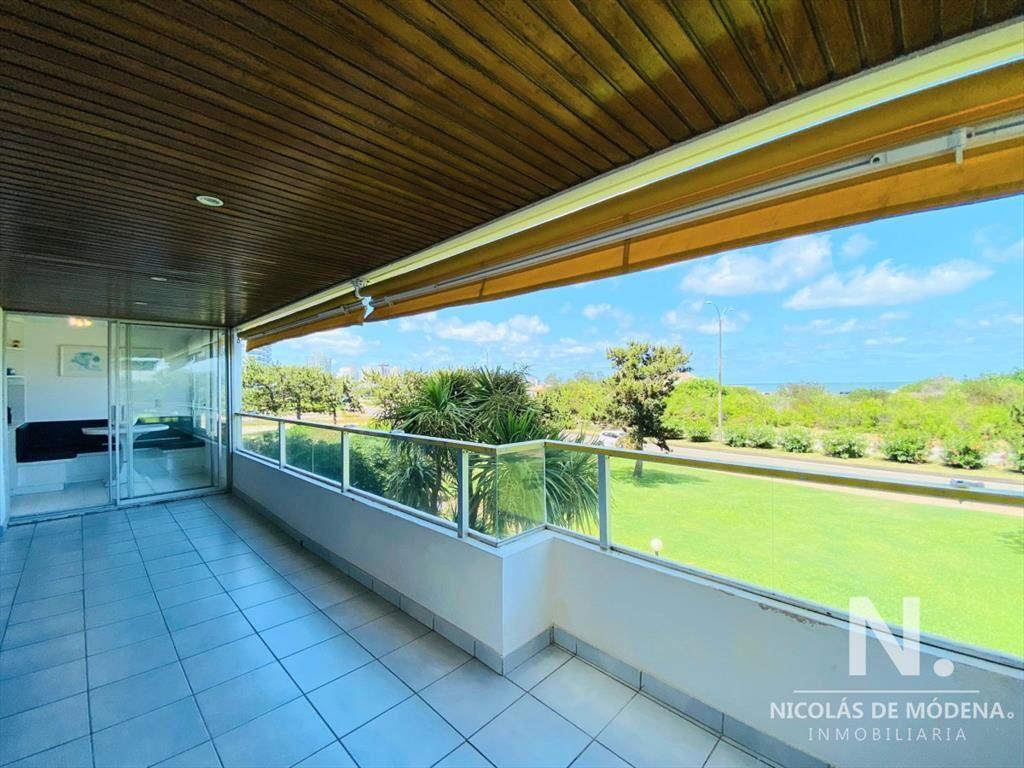 Apartamento primera linea frente al mar de tres dormitorios