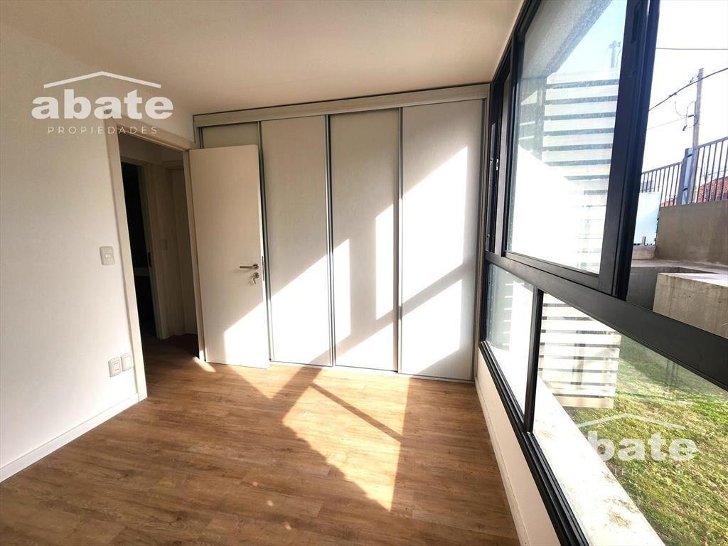 Venta apartamento de 2 dormitorios con deck y jardín con re