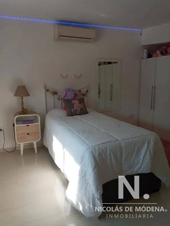 Vendo casa de 4 dormitorios,3 baños y piscina climatizada.