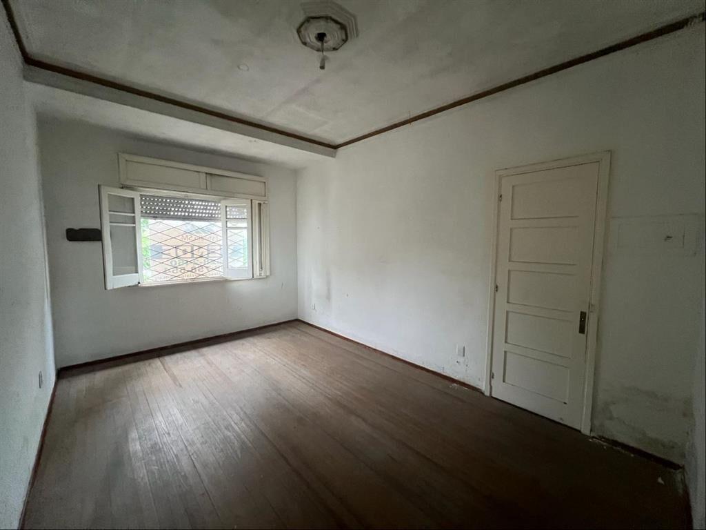 Local comercial + casa de altos sobre Gral Flores