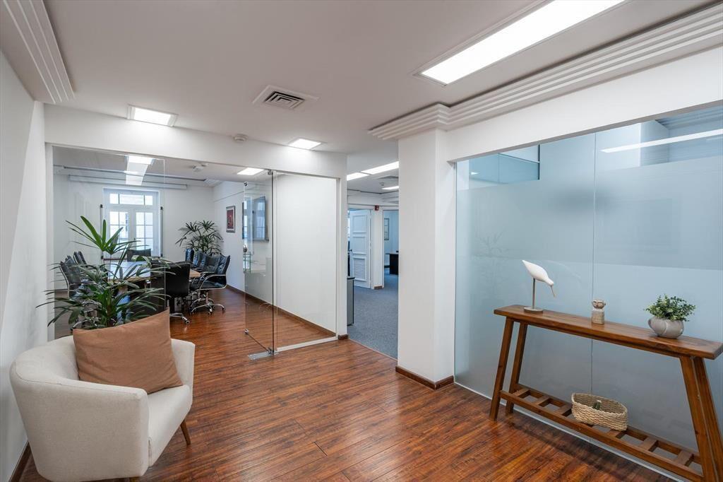 Venta excelente local en Av 18 de julio y Ejido. Centro. Re