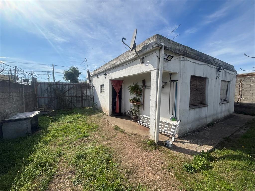 Casa de tres dormit, con gran terreno.