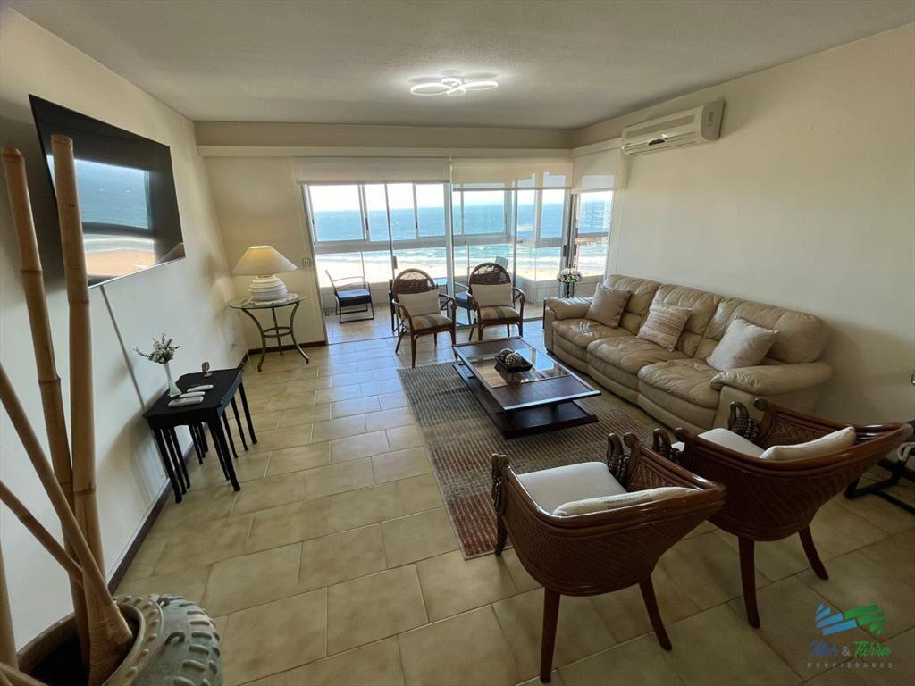 Apartamento en alquiler de 3 dormitorios en Primera Linea d