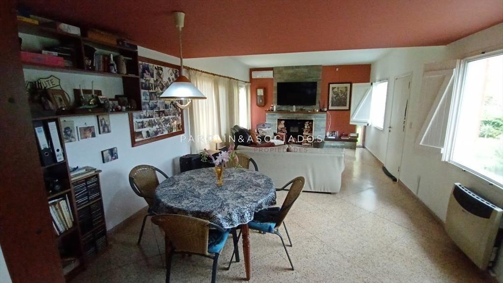 Venta De Casa De 2 Dormitorios Mas Dependencia De