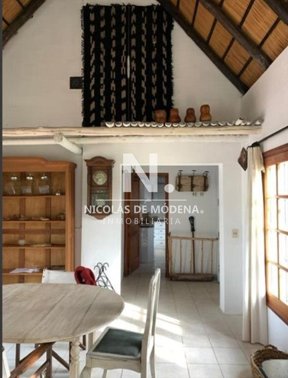 Vende impecable casa, de 3 dormitorios, con en
