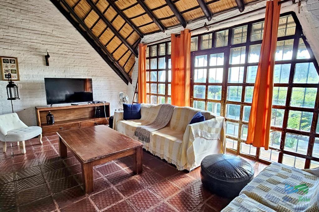 Se alquila casa 5 con piscina, a 1 cuadra de la playa mansa
