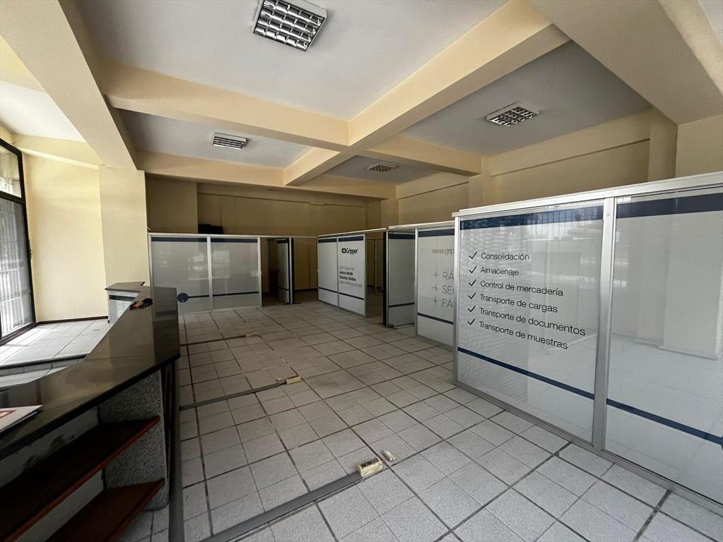 Excelente local esquina en Rambla portuaria, 120 m2 de saló