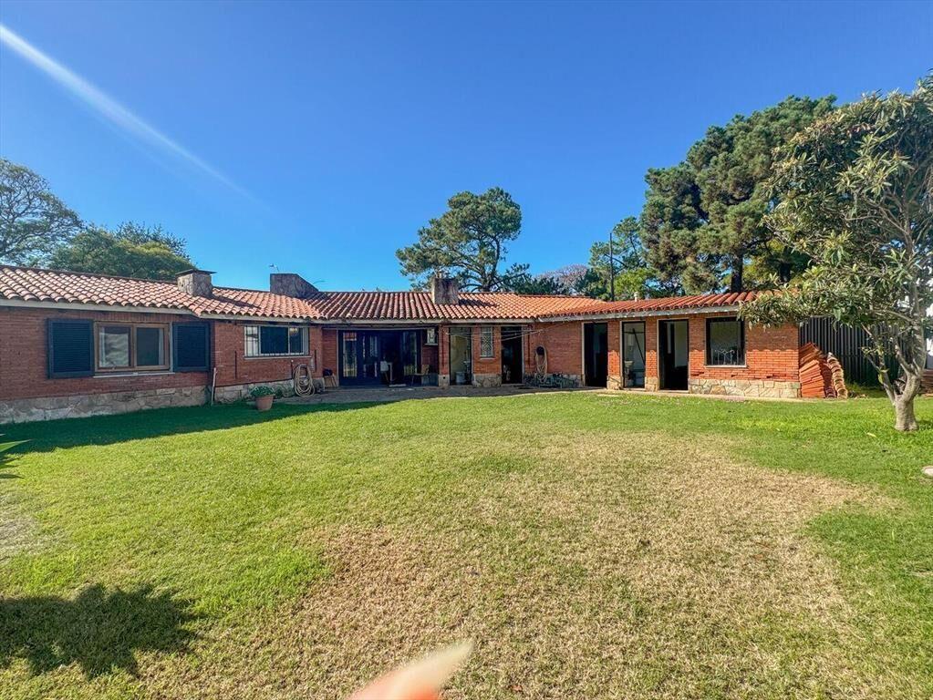 VENTA DE CASA EN CARRASCO SUR CON PISCINA Y CUATRO GARAJES