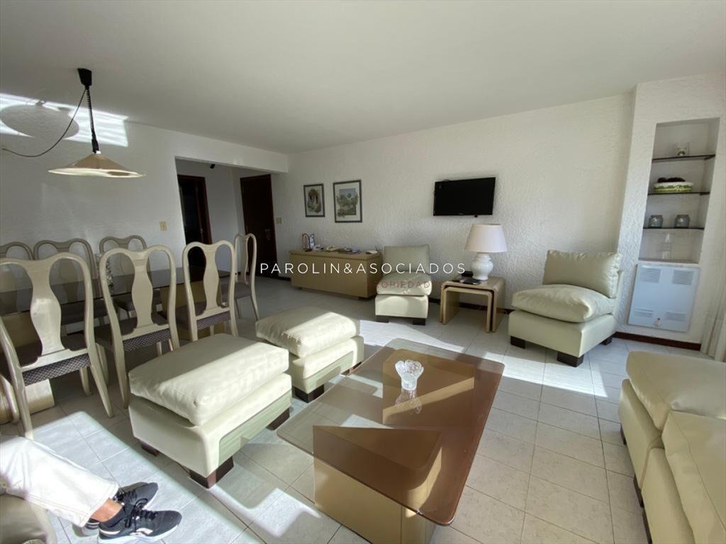 Vende Apartamento de 3 dormitorios en Brava,