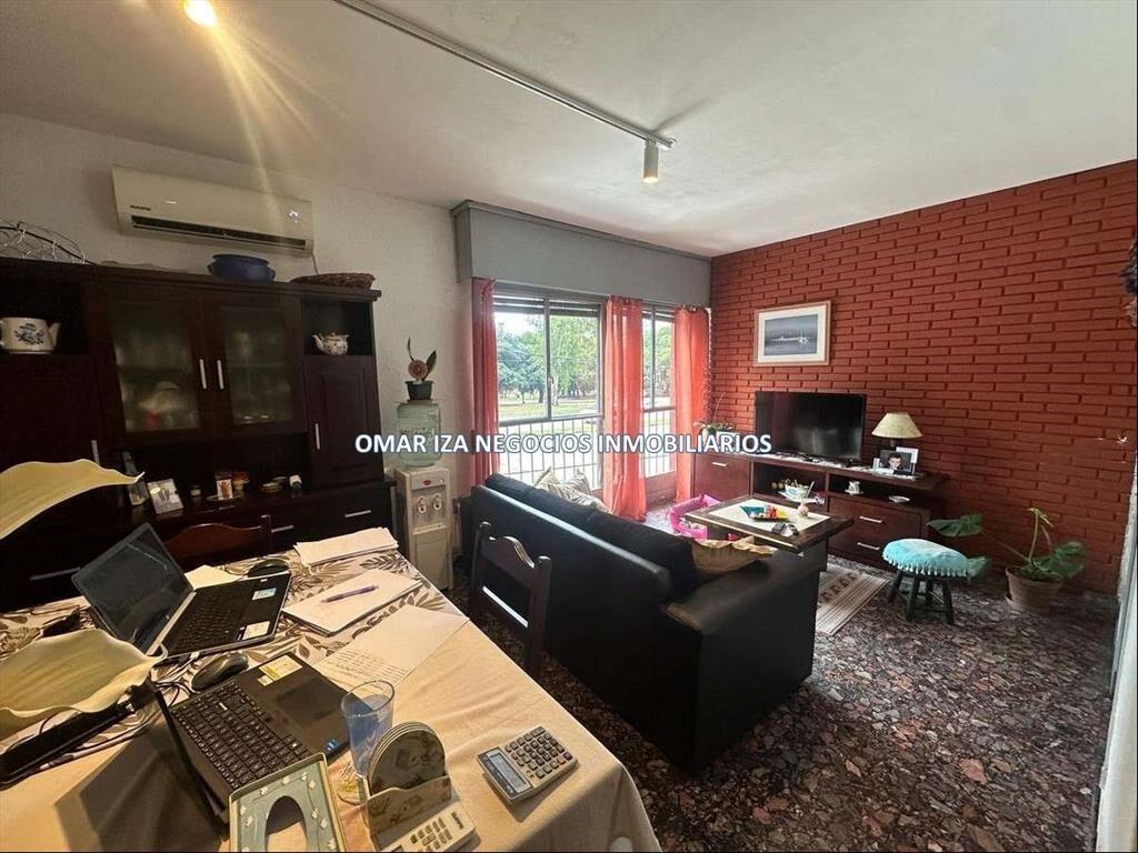 Venta casa La Blanqueada, esquina sobre Av Italia.