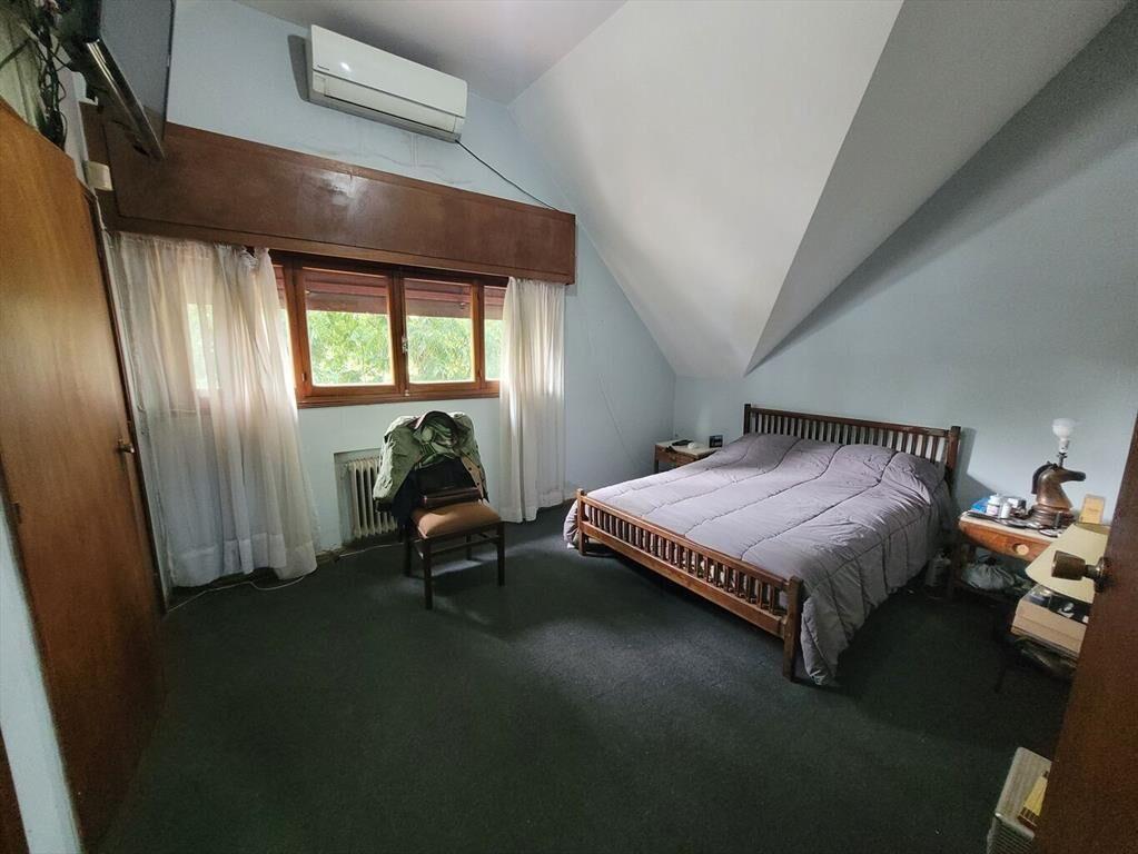 Excelente chalet sobre Av. Rivera próx. Bolivia