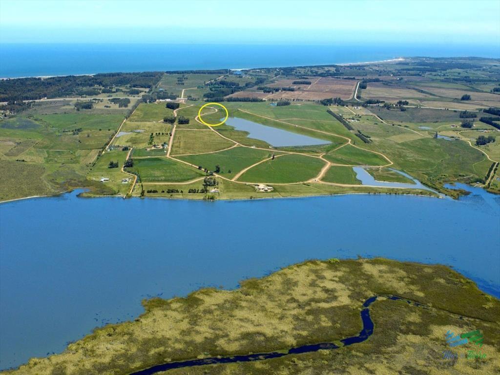 Venta de terreno en Laguna de los Cisnes con de