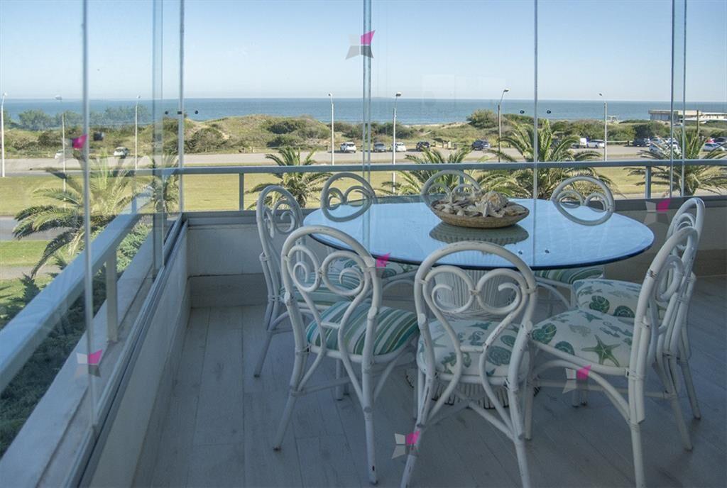 VENTA DE APARTAMENTO DE 3 DORMITORIOS FRENTE AL MAR EN BRAV