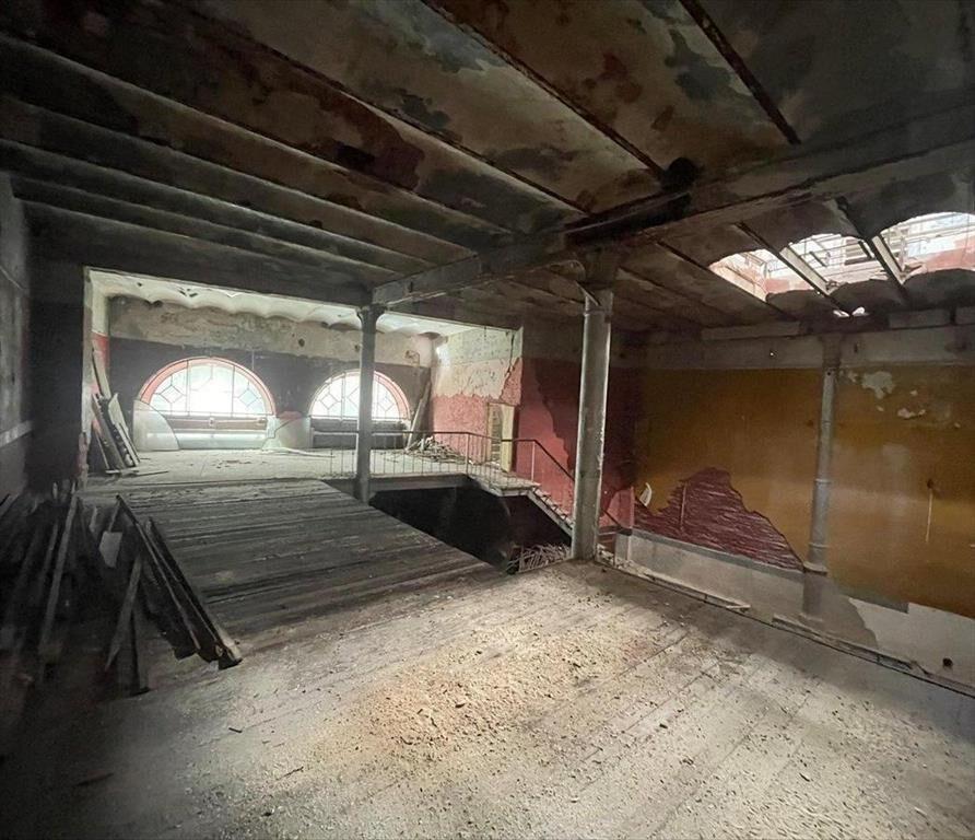 Venta de gran local comercial a reciclar Ciudad Vieja 2146m