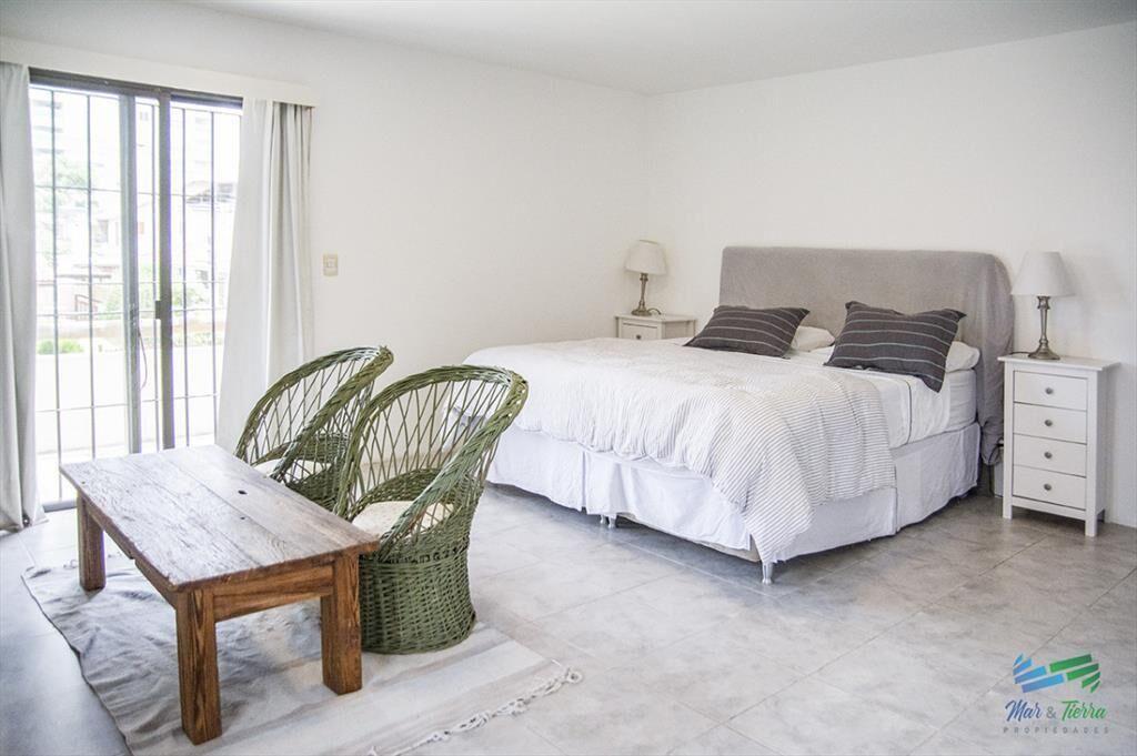 En venta casa de 5 dormitorios a metros de Playa
