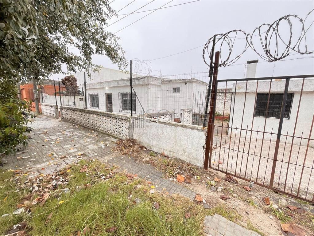 Alquiler casa 2 dormitorios con cochera cerro