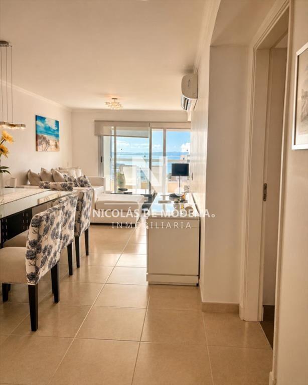 Vende Apartamento de 2 dormitorios con vista parcial al mar