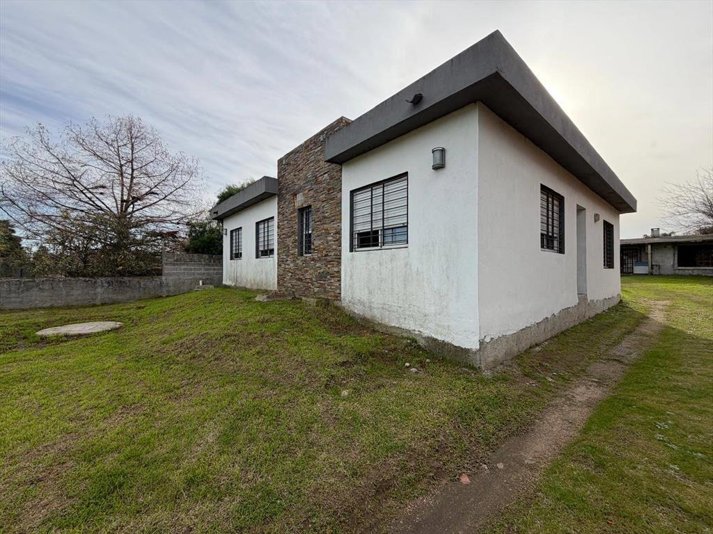 Venta de  2 Casas en un padrón con 4 dormitorios en Solymar