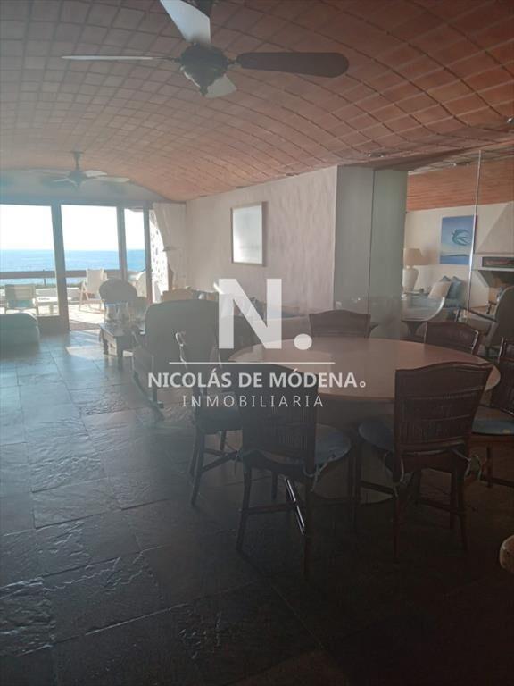 Vende Apartamento de 4 dormitorios,  Punta del