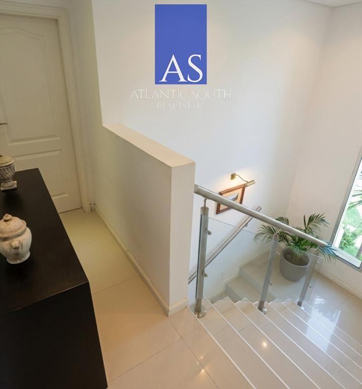 Casa moderna de 3 dormitorios estilo minimalista cercana al