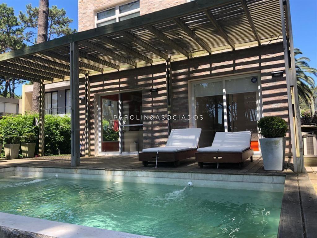 VENTA DE CASA DE 4 DORMITORIS EN MONTOYA PUNTA