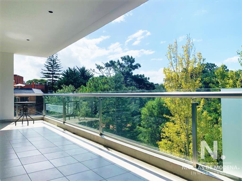 Moderno apartamento de Dos Dormitorios en Venta - Punta del