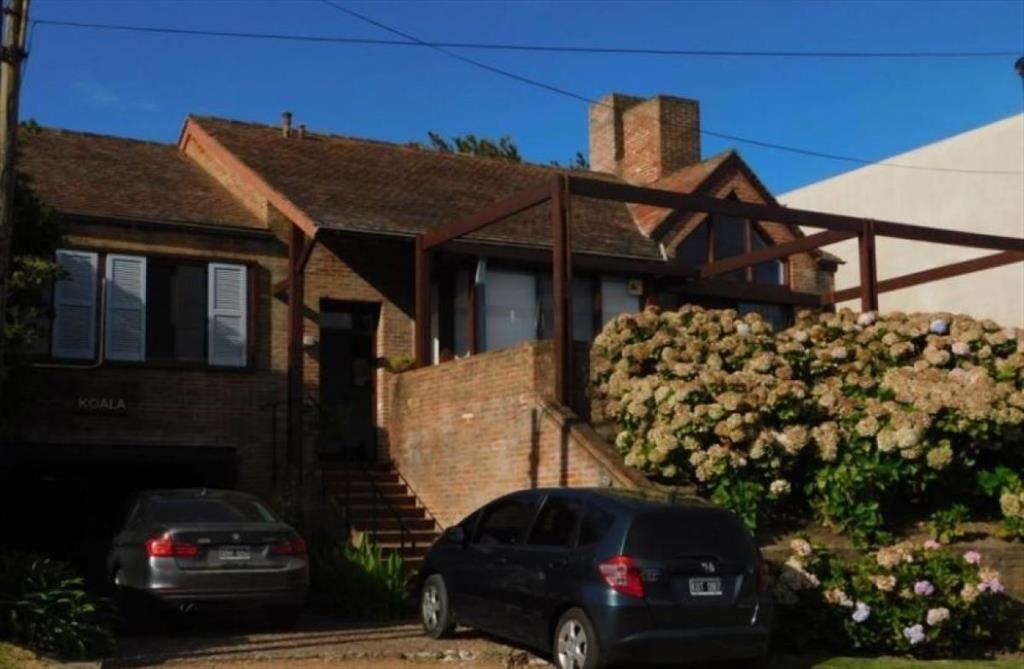 CASA EN VENTA DE 4 DORMITORIOS EN LA BARRA