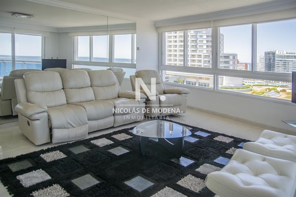 Vende apartamento de 3 dormitorios en Playa Punta