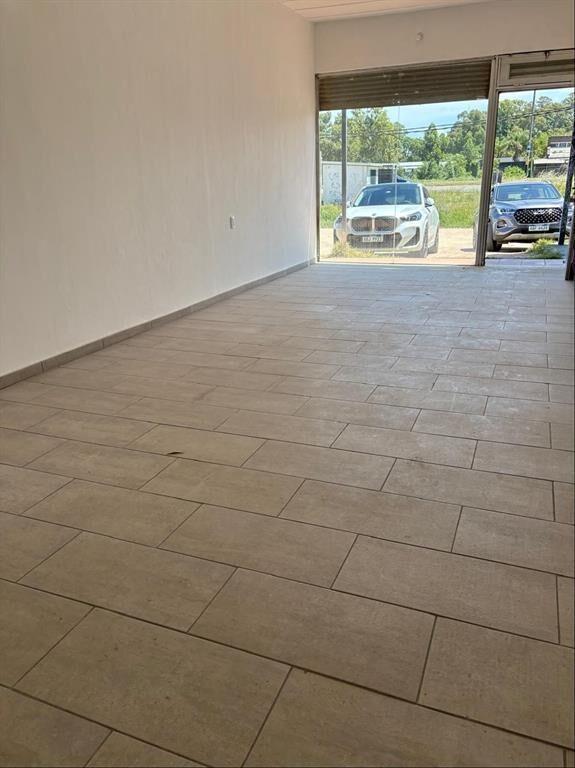EN CENTRO COMERCIAL SOBRE AV. GIANNATTASIO Local Solymar Al