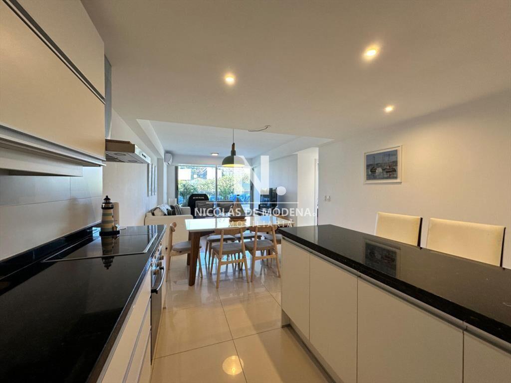 Vende en Punta del Este, apartamento de 3 dormitorios con v